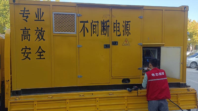 东辽柴油发电机组和UPS电源配合使用时，如何避免切换过程中的电力中断？